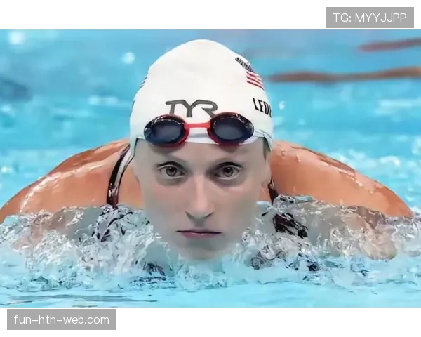 凯蒂·莱德基训练间隙居然躺地上自拍，这球星真没人比得上懒豪气！